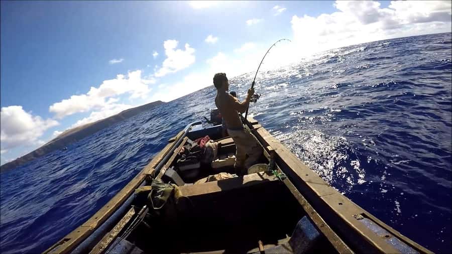 Ancestral fishing: Fishing with an experienced Rapa Nui - A short stop at Ana Kai Tangata