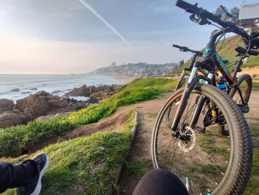 Bike ride along the coast of Viña del Mar or Valparaíso, you choose! - Two guides, two different riding experiences