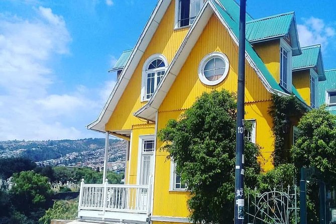 Famous Valparaíso! Premium Walking Tour with a Native Guide - Why a local guide helps in Valparaíso