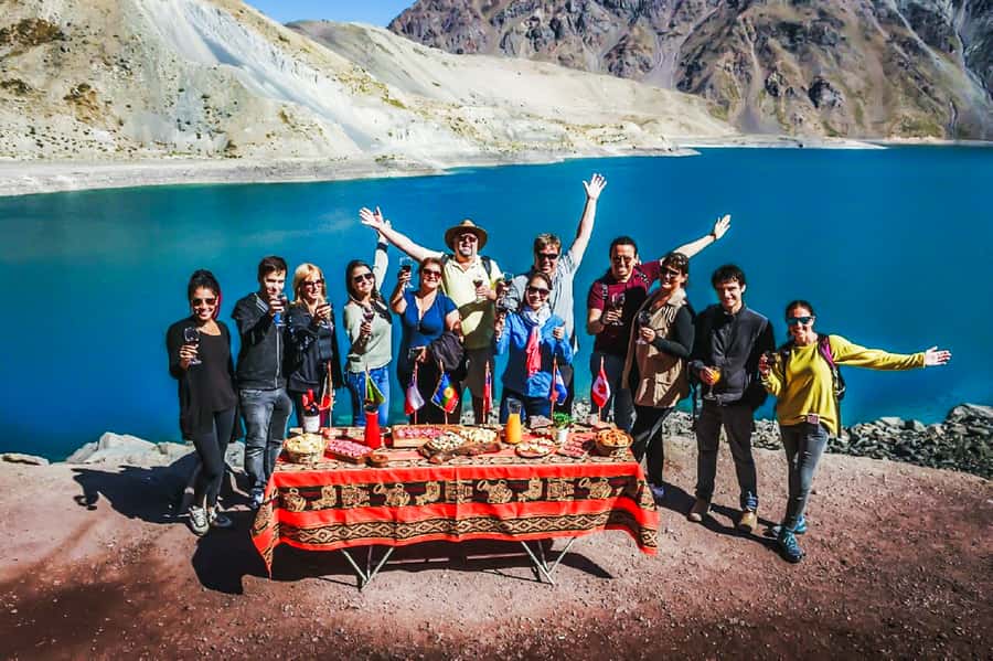 Santiago: Cajon del Maipo/Embalse del Yeso Tour with Picnic - The wine picnic and local entertainment