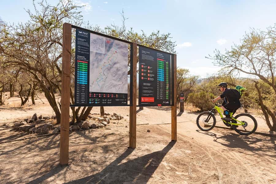 Santiago: E- Mountain Bike Rental to ride in a bike park - Choosing trails at the bike park
