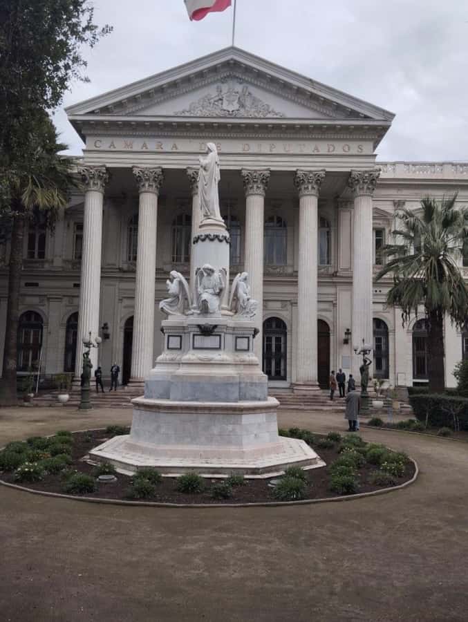 Santiago: Guided City Tour through the historic center of Santiago - The unnamed central stops and Santiago’s street details