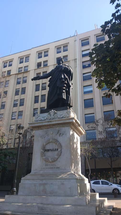 Santiago: Guided City Tour through the historic center of Santiago - Beginning at La Moneda and the Bolsa de Comercio
