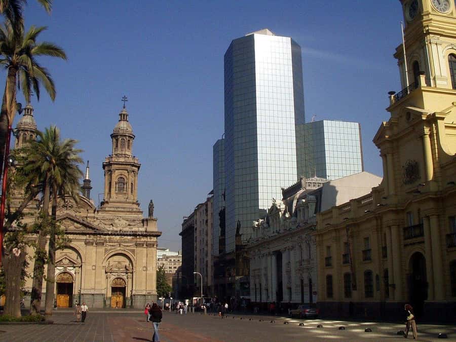 Santiago: Guided Full-Day Walking Tour with a Chilean Lunch - Key points at a glance
