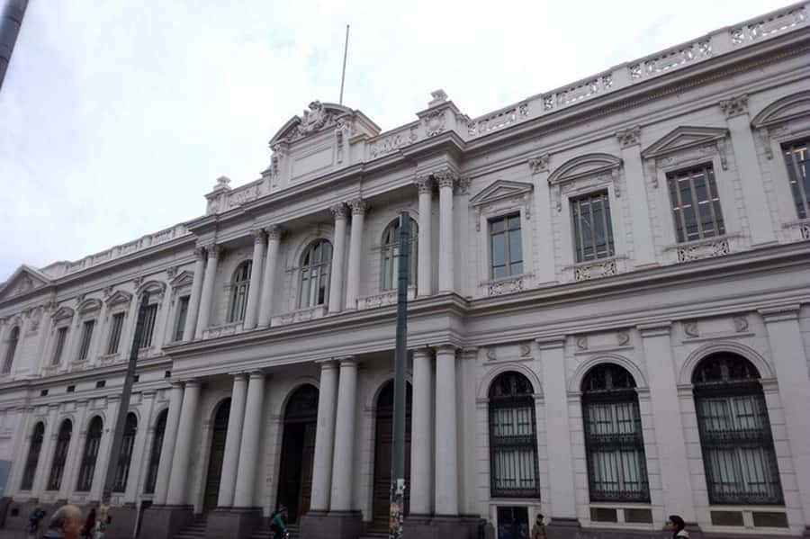 Santiago: Guided Walking Tour of the Historical Old Town - Plaza de Armas and the 1748 Cathedral
