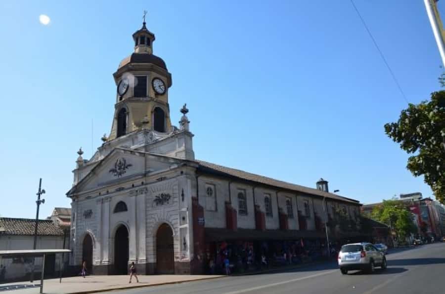 Santiago : Must-See Sites Walking Tour With A Guide - Ending in Bellavista, food, and Neruda