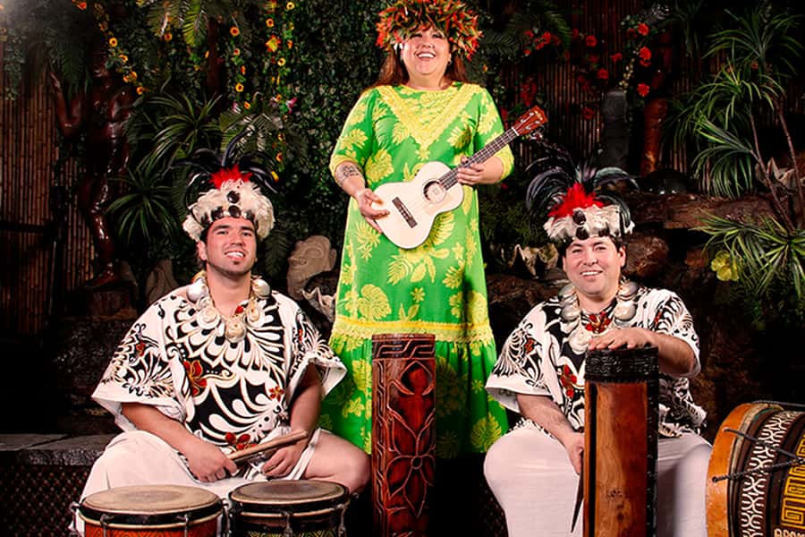 Santiago: Private Dinner & Chilean Folk Show with Transfers - Arriving at Bali Hai from your Santiago hotel