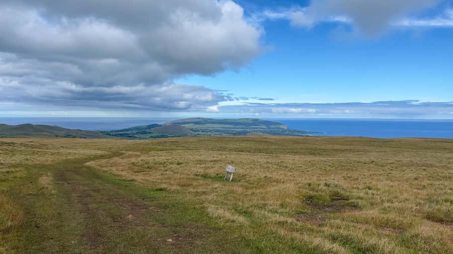 Terevaka Horse Excursion: The highest point and 360° view. - Riding through Rapa Nui’s open country