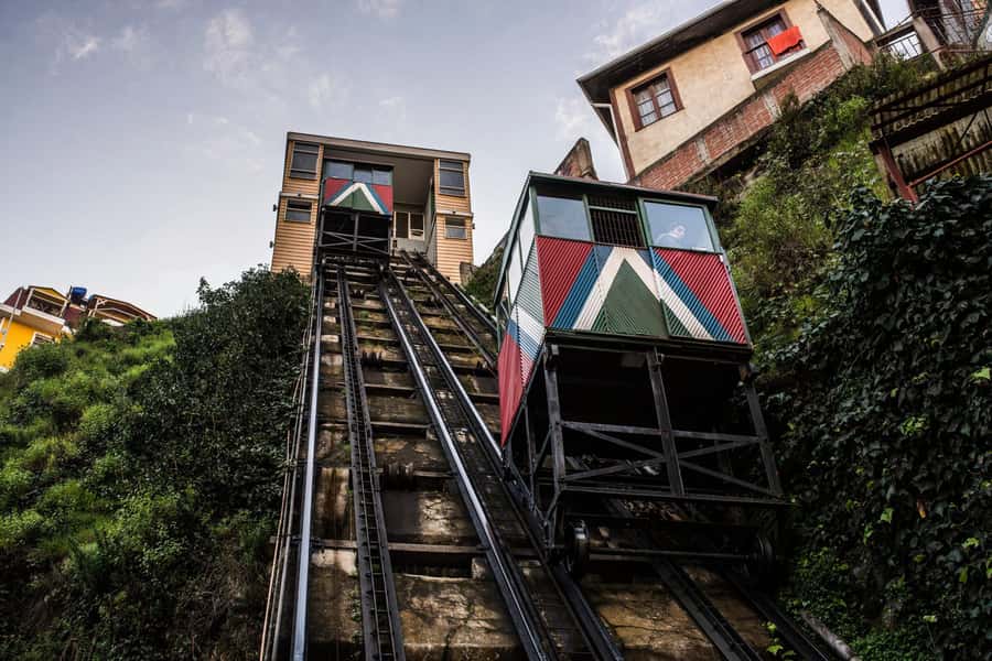 Valparaiso: Guided Walking Tour with Ascensor Rides - Starting Among Valparaiso’s Civic Landmarks