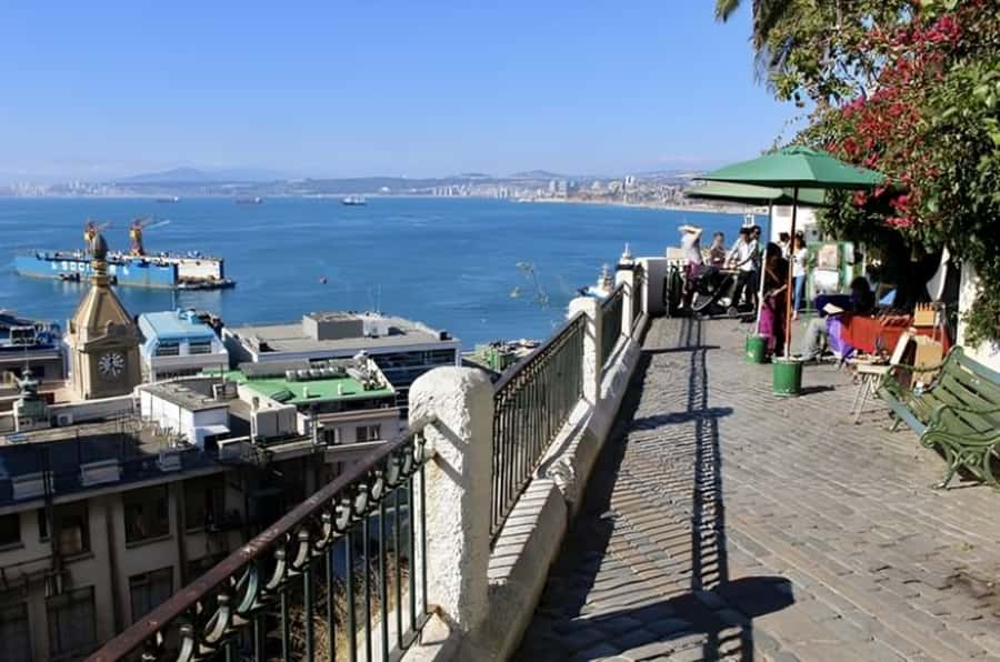 Valparaiso : Must-See Sites Walking Tour With A Guide - Cafés, eateries, and Paseo Dimalow