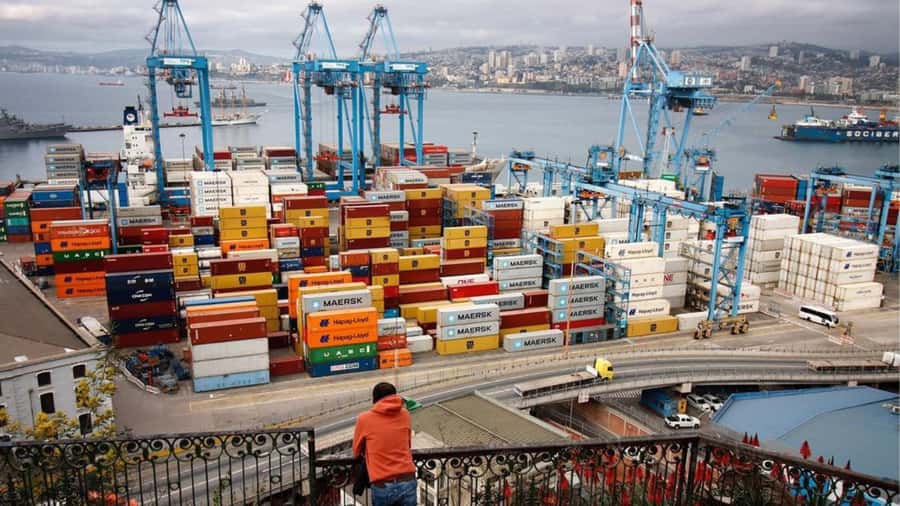 Valparaíso: Private Full Day Sightseeing Tour - Taking Valparaíso’s historic ascensors
