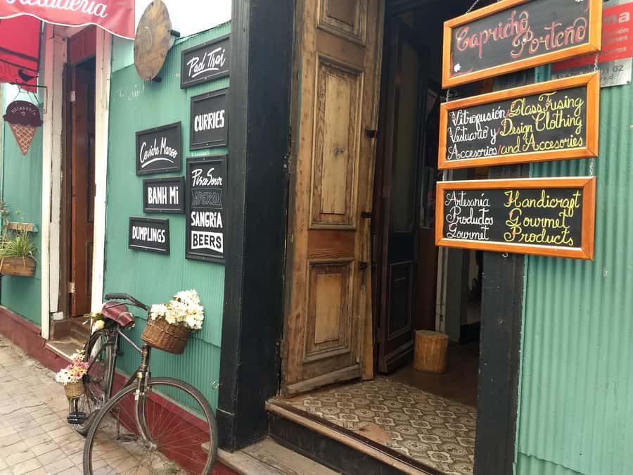 Valparaiso: Street Art, Funiculars and Port City Tour - Guide quality and group experience