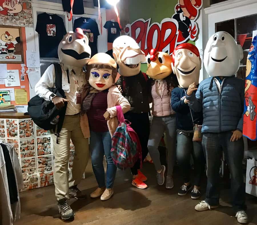 Valparaiso: Street Art, Funiculars and Port City Tour - Pasaje Gálvez, murals, and the people behind the paint